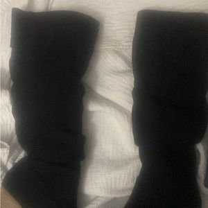 I’m Selling these new black boots . I bought the wrong size